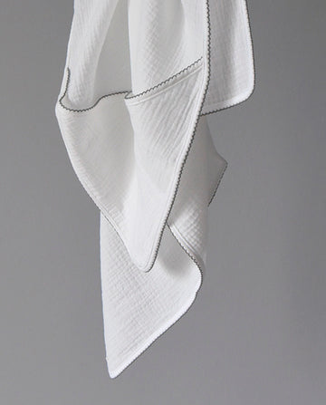 AOI HOODED TOWEL - CO LABEL